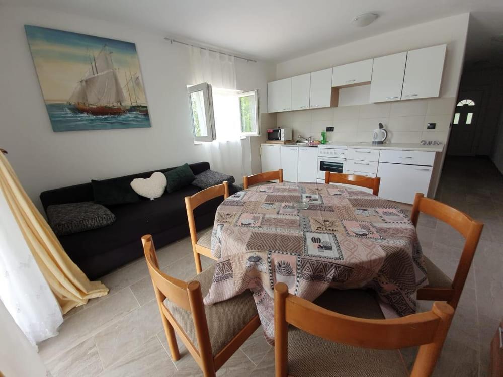 Apartmani Lucija 마슬레니차 외부 사진