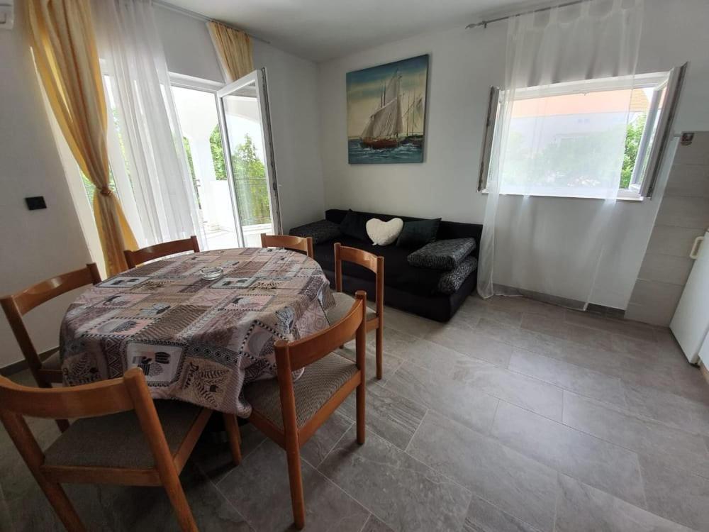 Apartmani Lucija 마슬레니차 외부 사진