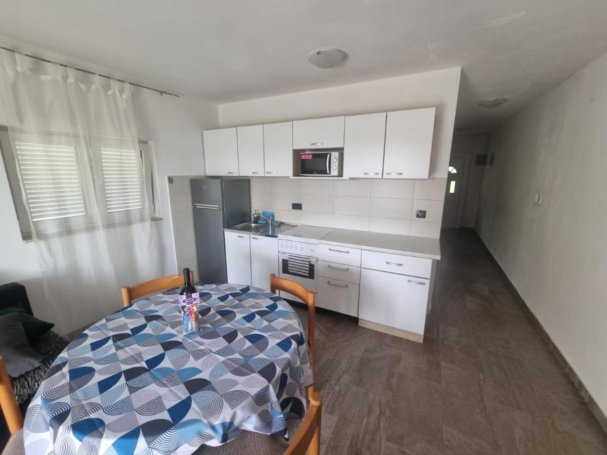 Apartmani Lucija 마슬레니차 외부 사진